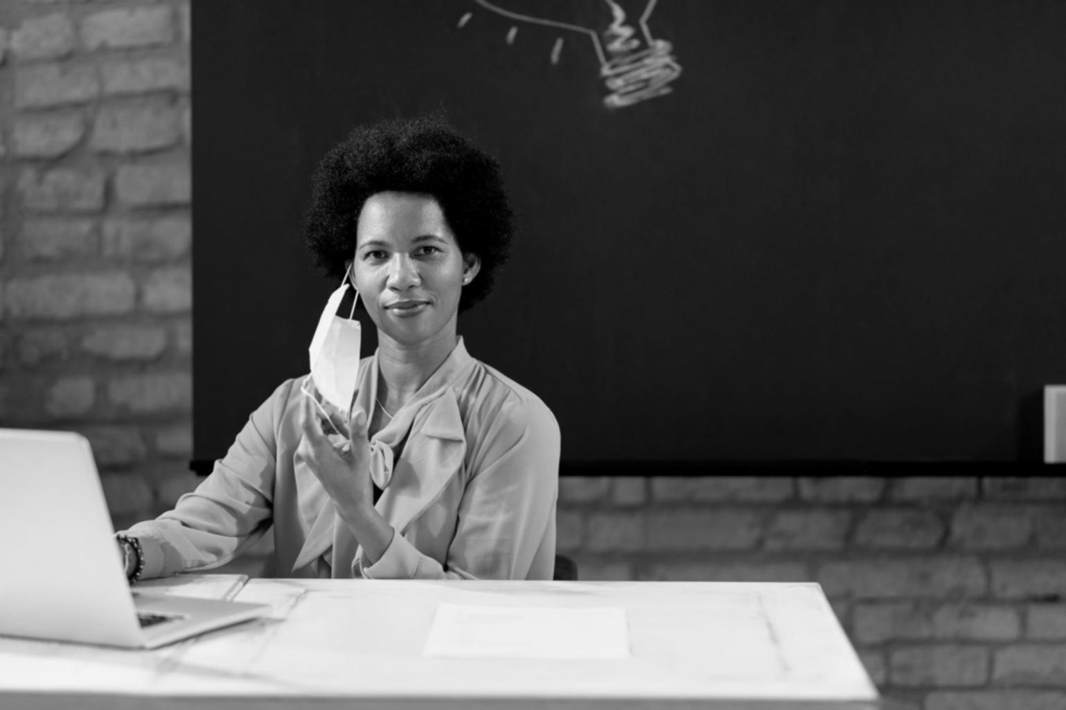 Persona che lavora su strategie di crescita personale con strumenti di coaching